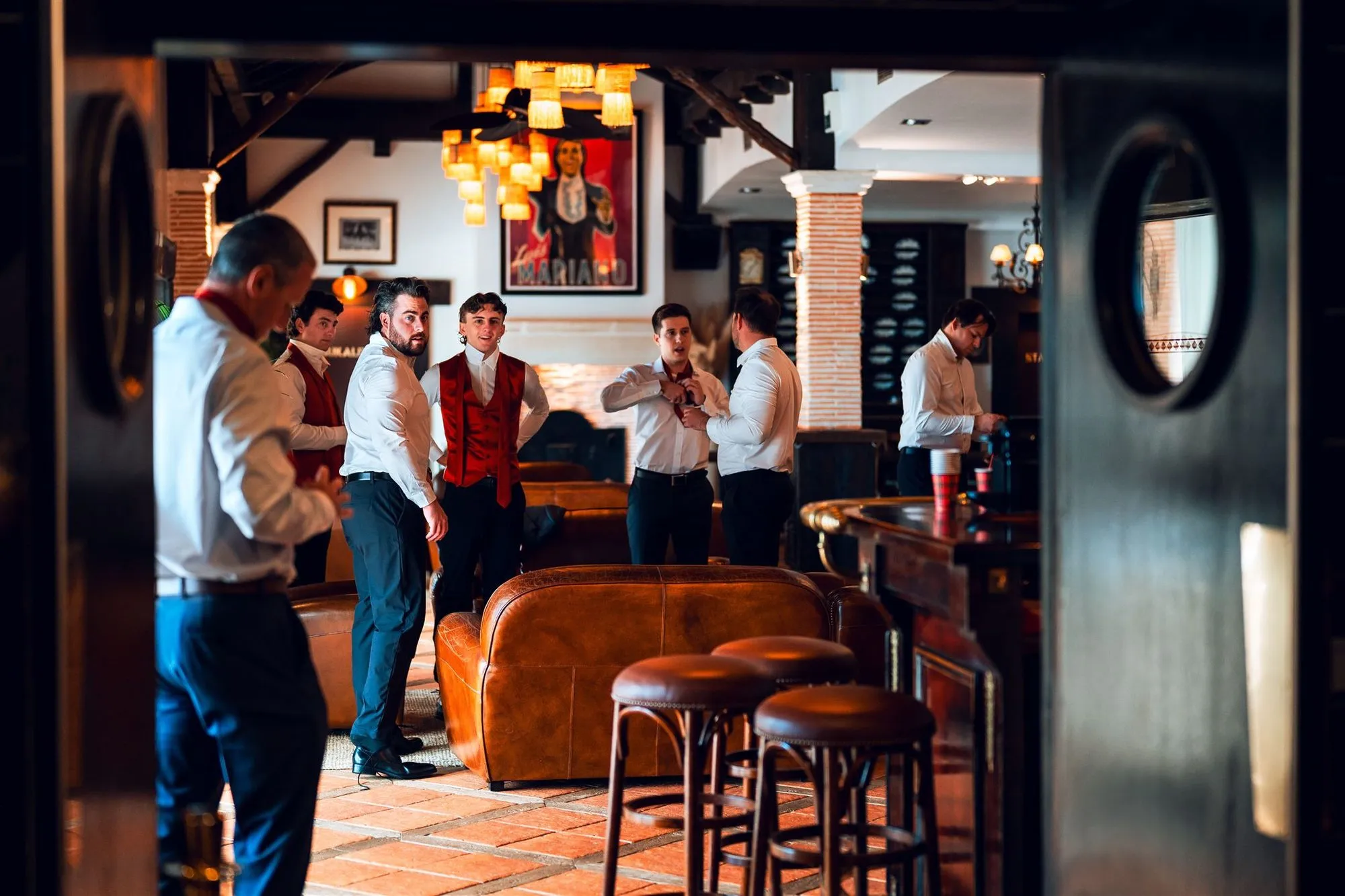 Moment d'échange entre participants autour du bar du Domaine