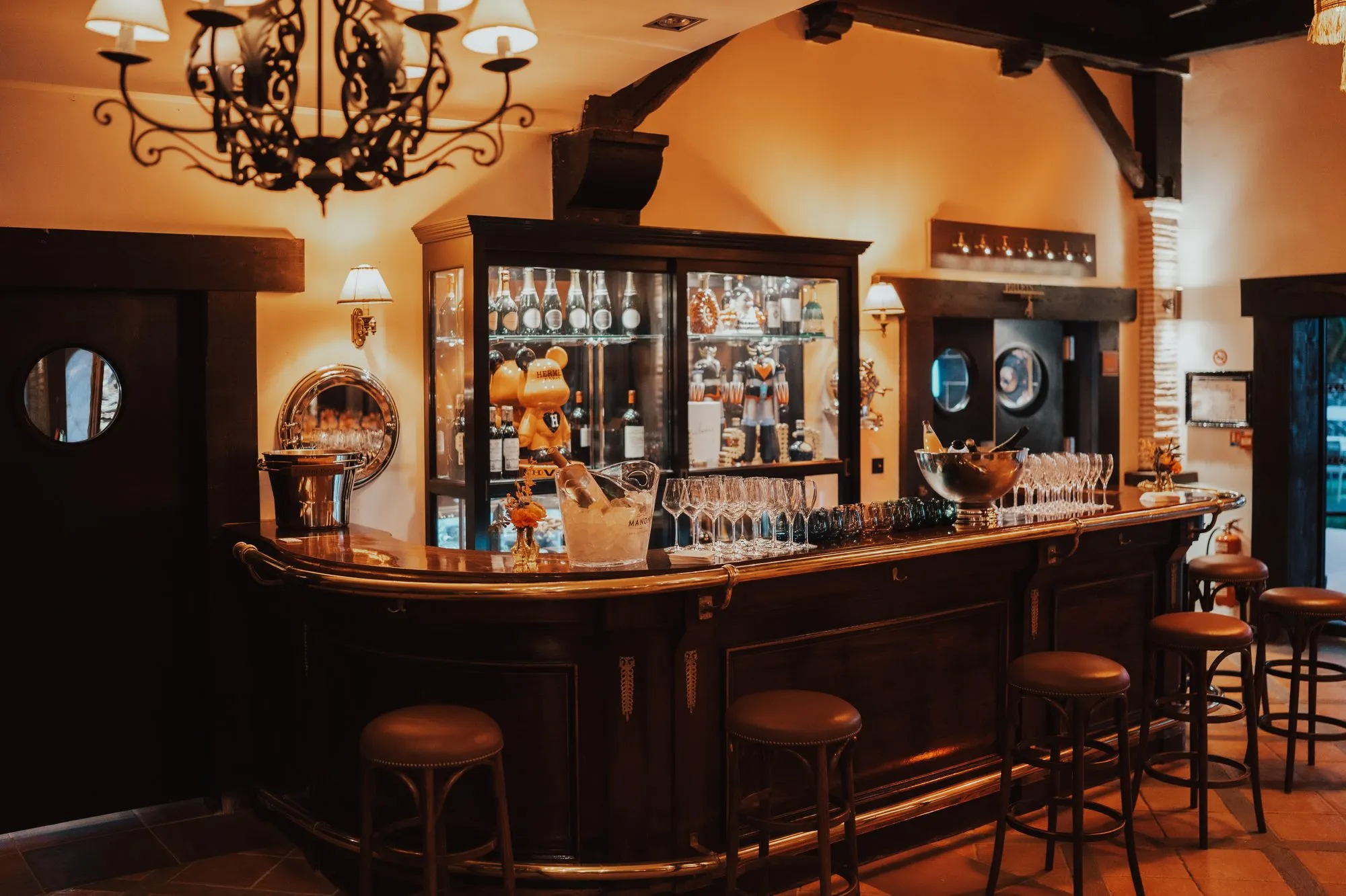 Le bar en bois du salon, prêt à accueillir les participants