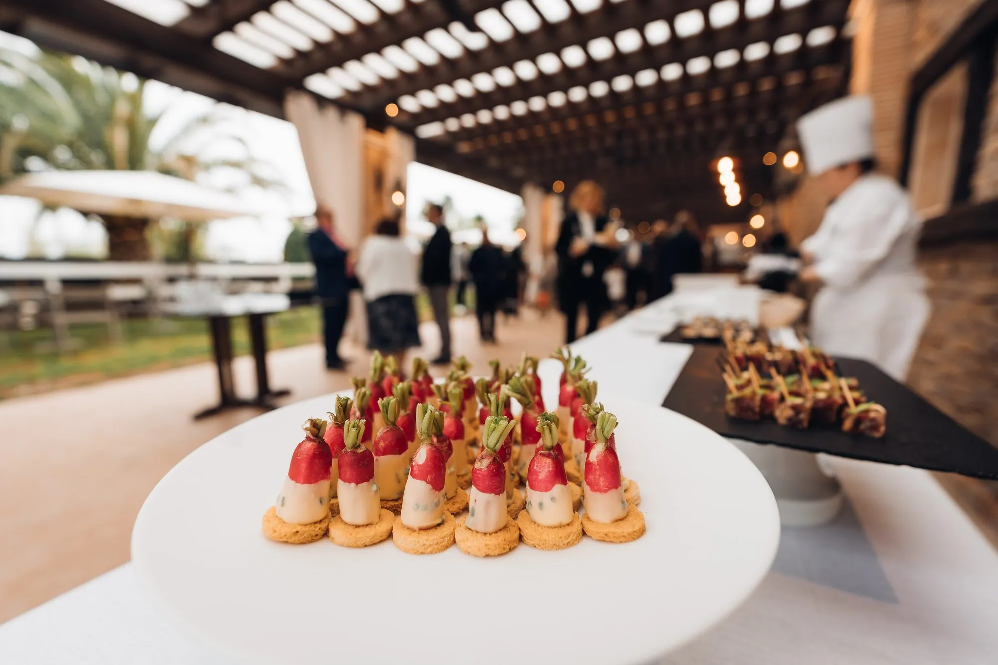 Mignardises servies sur la terrasse lors d'un cocktail d'entreprise