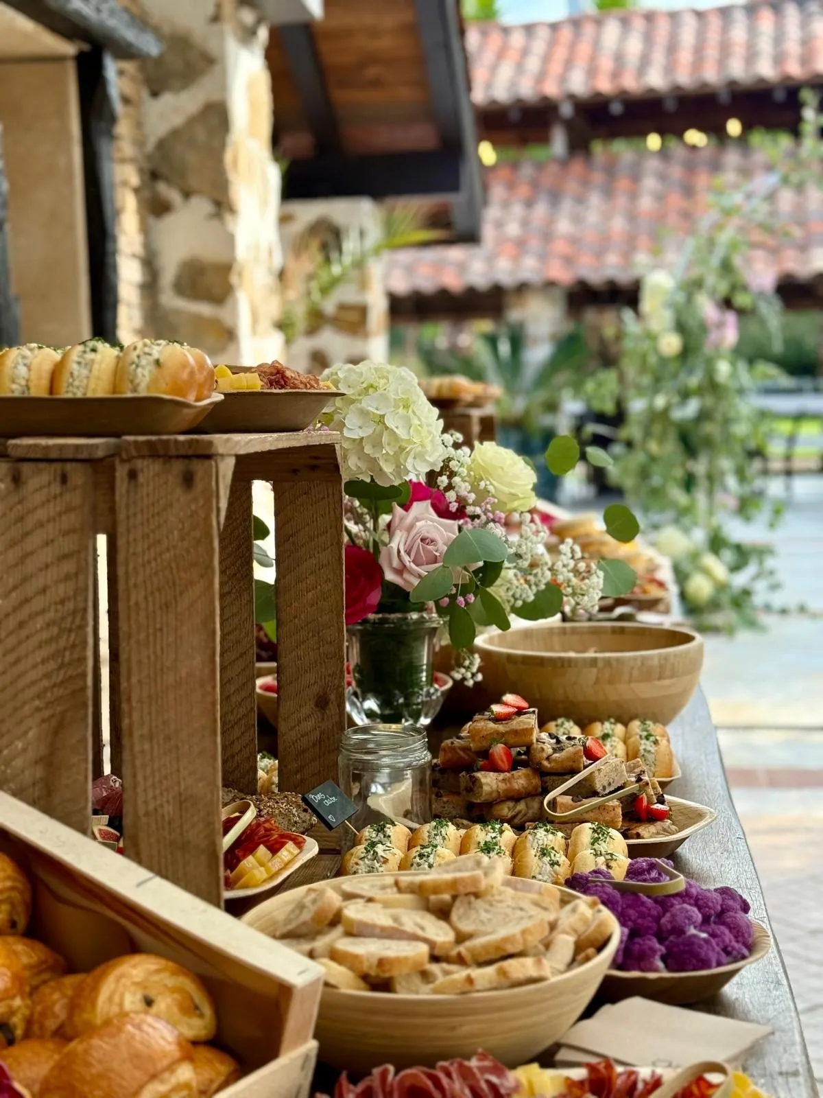 Buffet de produits frais dressé en extérieur pour la pause déjeuner
