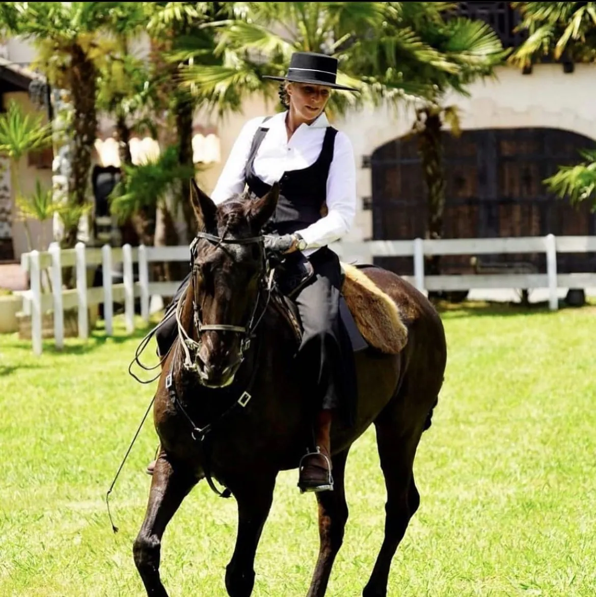 Cavalière en tenue de flamenco sur la pelouse du Domaine, pour un shooting