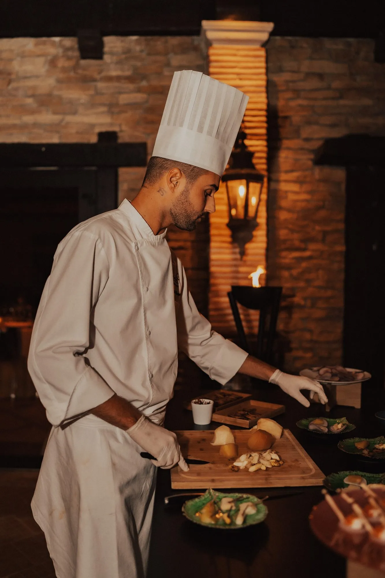 Chef traiteur dressant les assiettes en cuisine ouverte