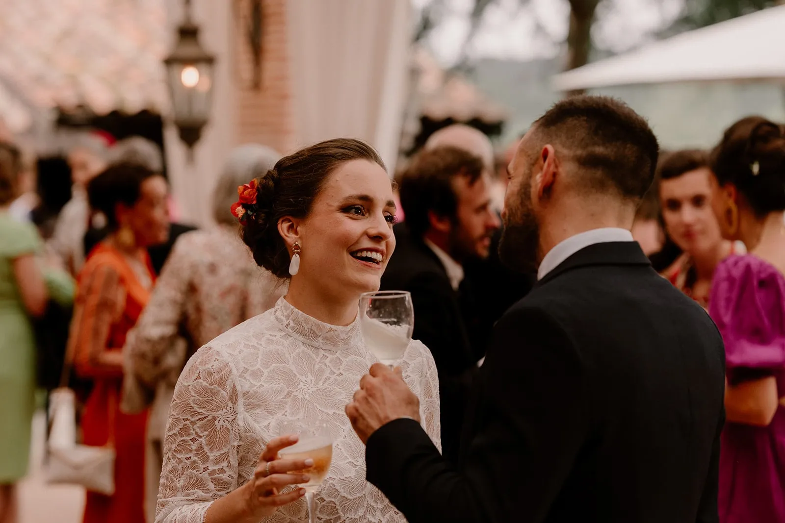 La mariée trinque avec ses invités pendant le cocktail