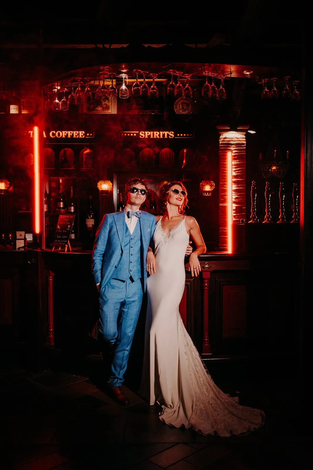 Couple posant devant le bar aux néons rouges du Kayolar