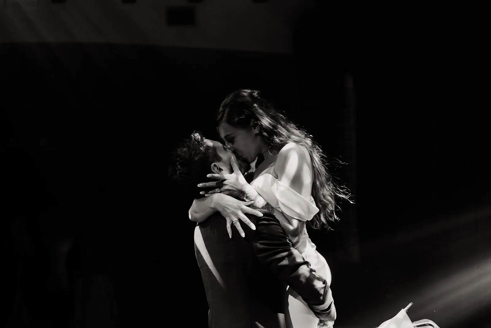 Couple enlacé en clair-obscur, photographie en noir et blanc