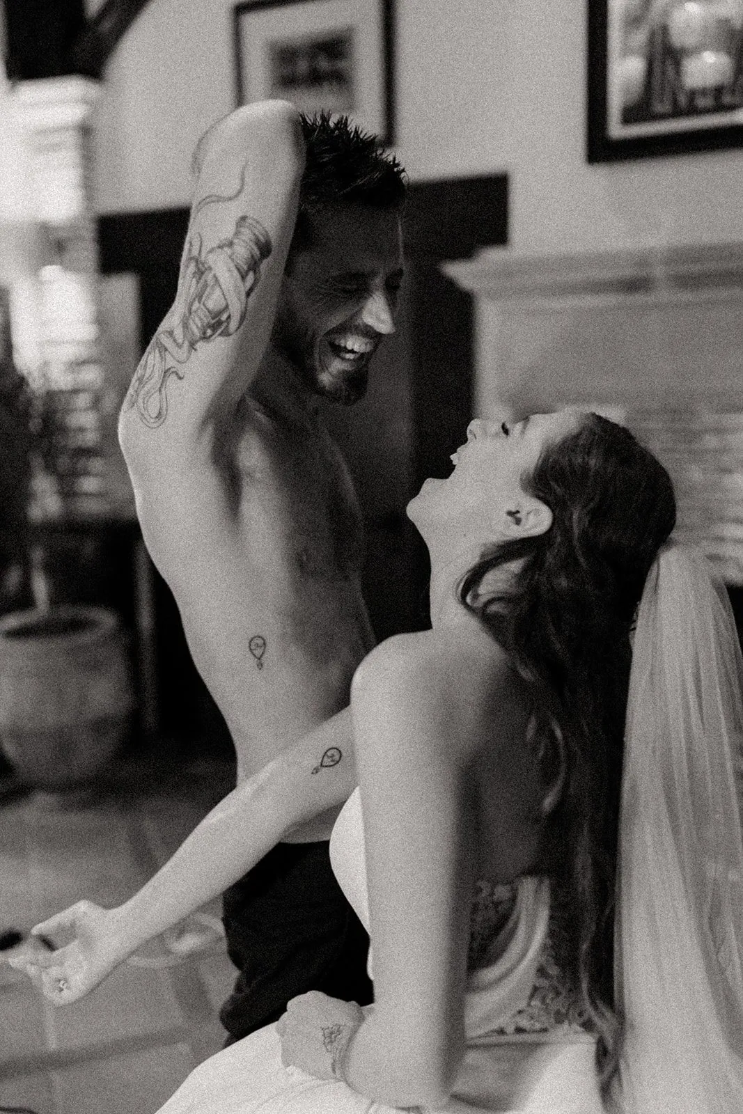 Séance photo de couple en noir et blanc, éclats de rire