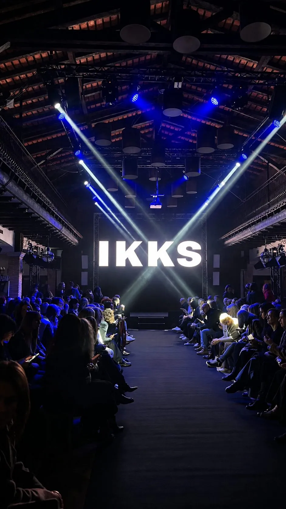 Défilé de mode IKKS sous les faisceaux lumineux, podium aménagé au Domaine