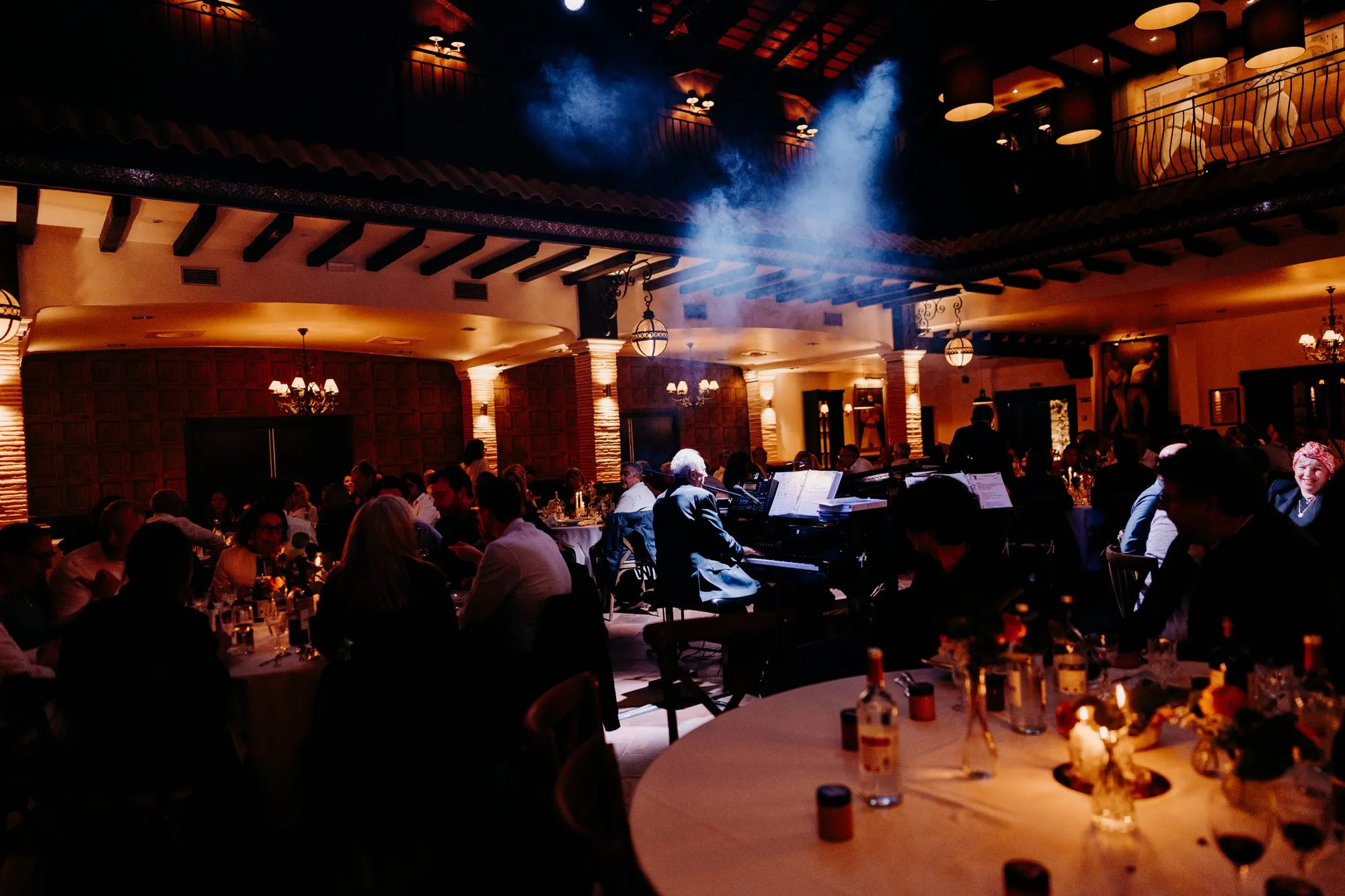 Dîner aux chandelles avec piano-bar sous la charpente éclairée du Domaine