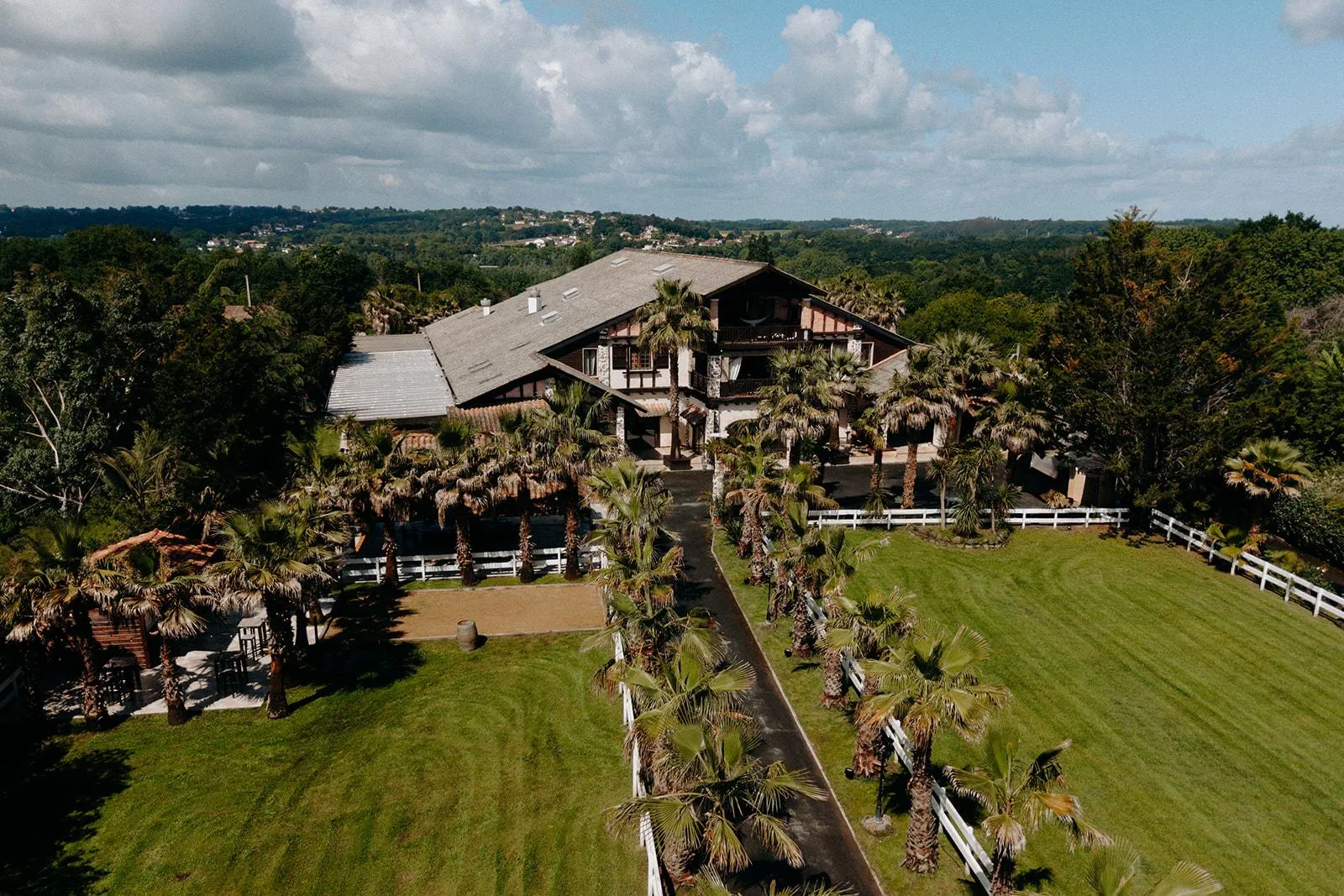 Vue aérienne du Domaine Santa Maria, de son allée de palmiers et de ses prairies
