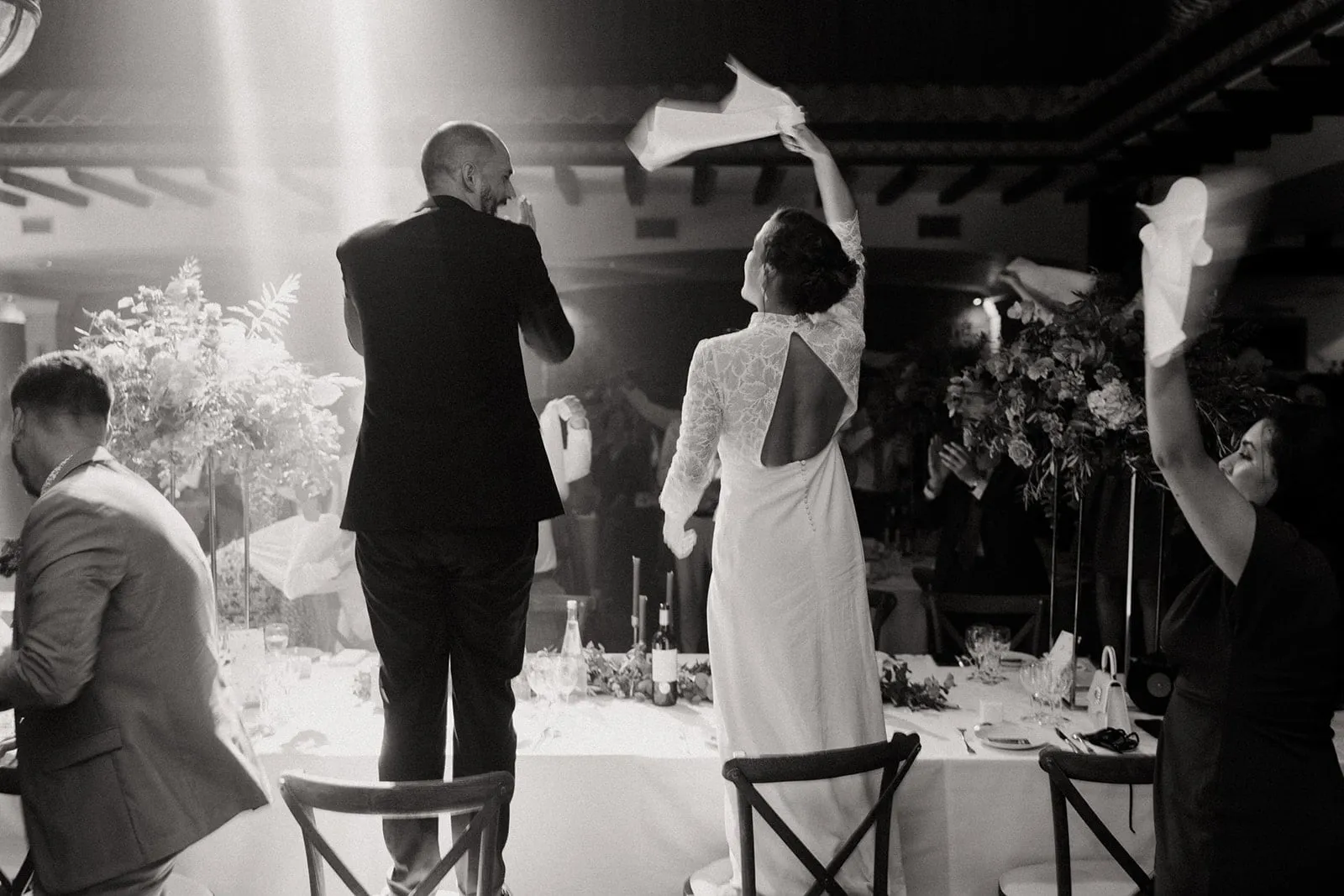 Entrée des mariés dans le Patio, les invités font tourner leurs serviettes