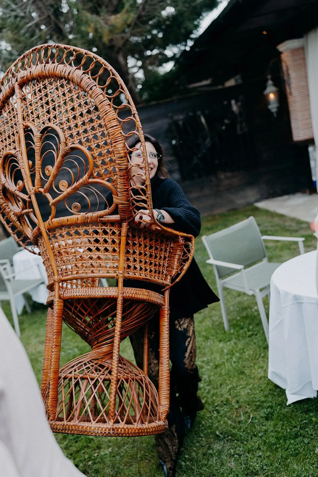 Fauteuil en osier installé dans le jardin, élément de décoration