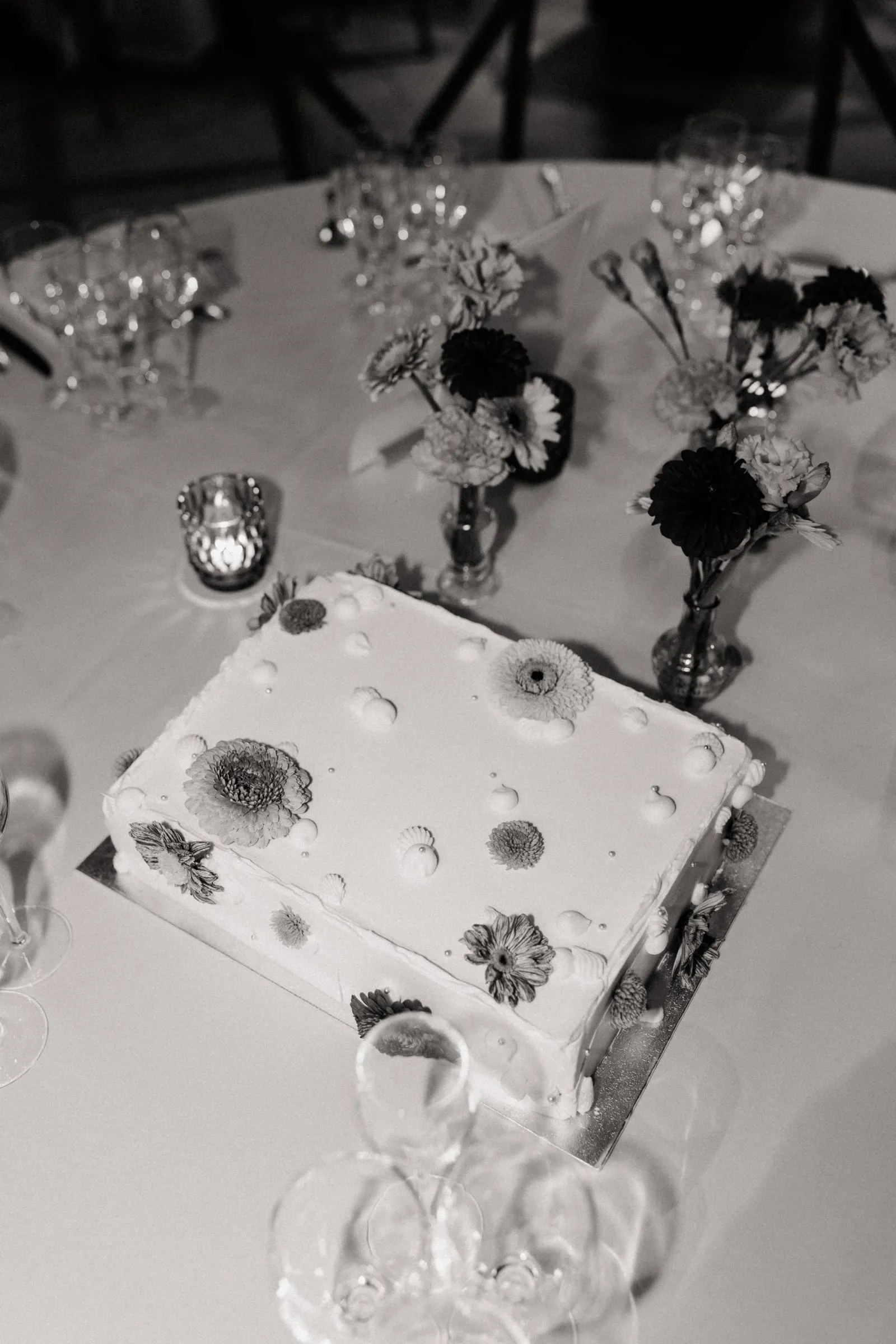 Gâteau de mariage décoré de fleurs, vu d'en haut, en noir et blanc
