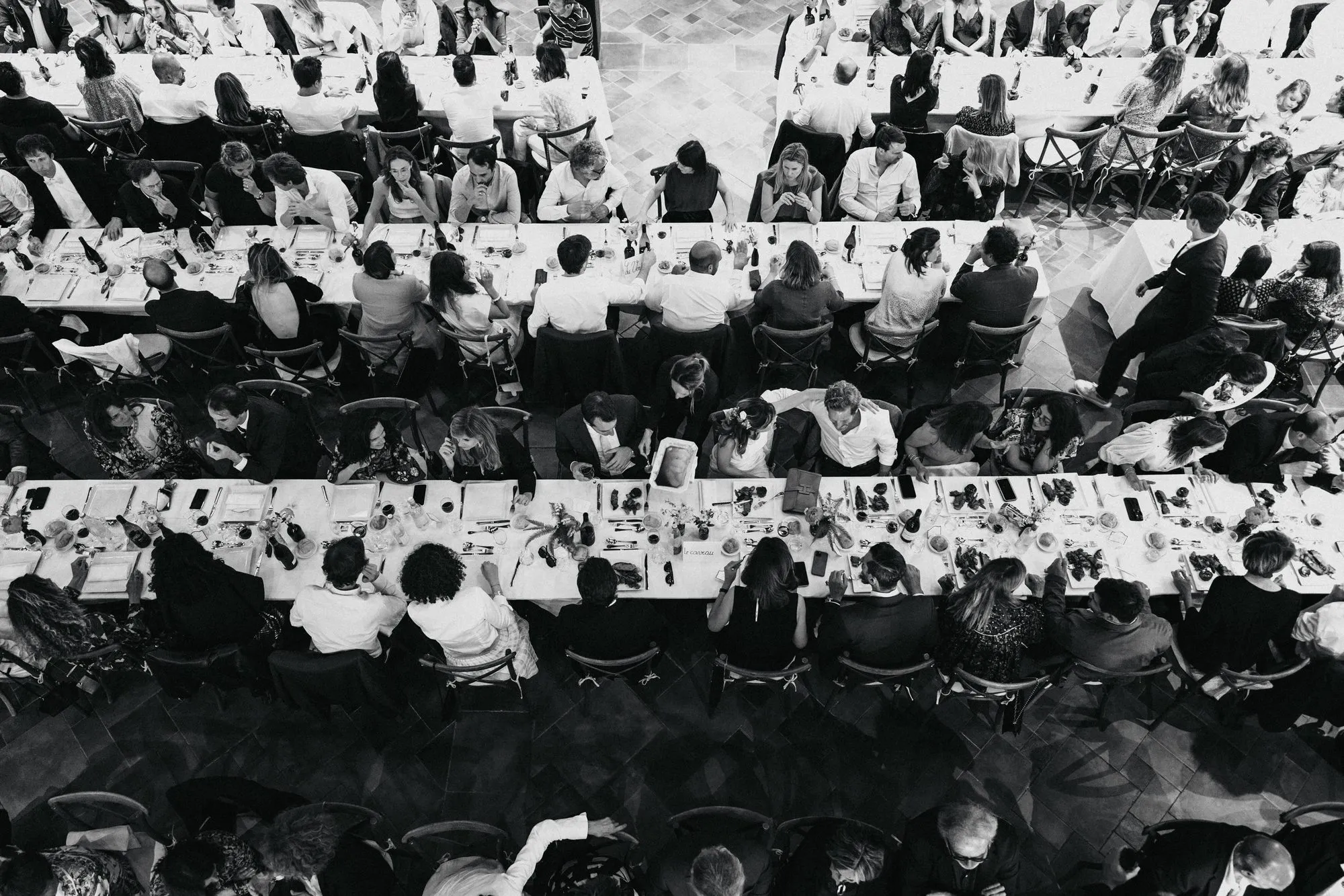 Grand dîner d'entreprise vu d'en haut, photographie en noir et blanc