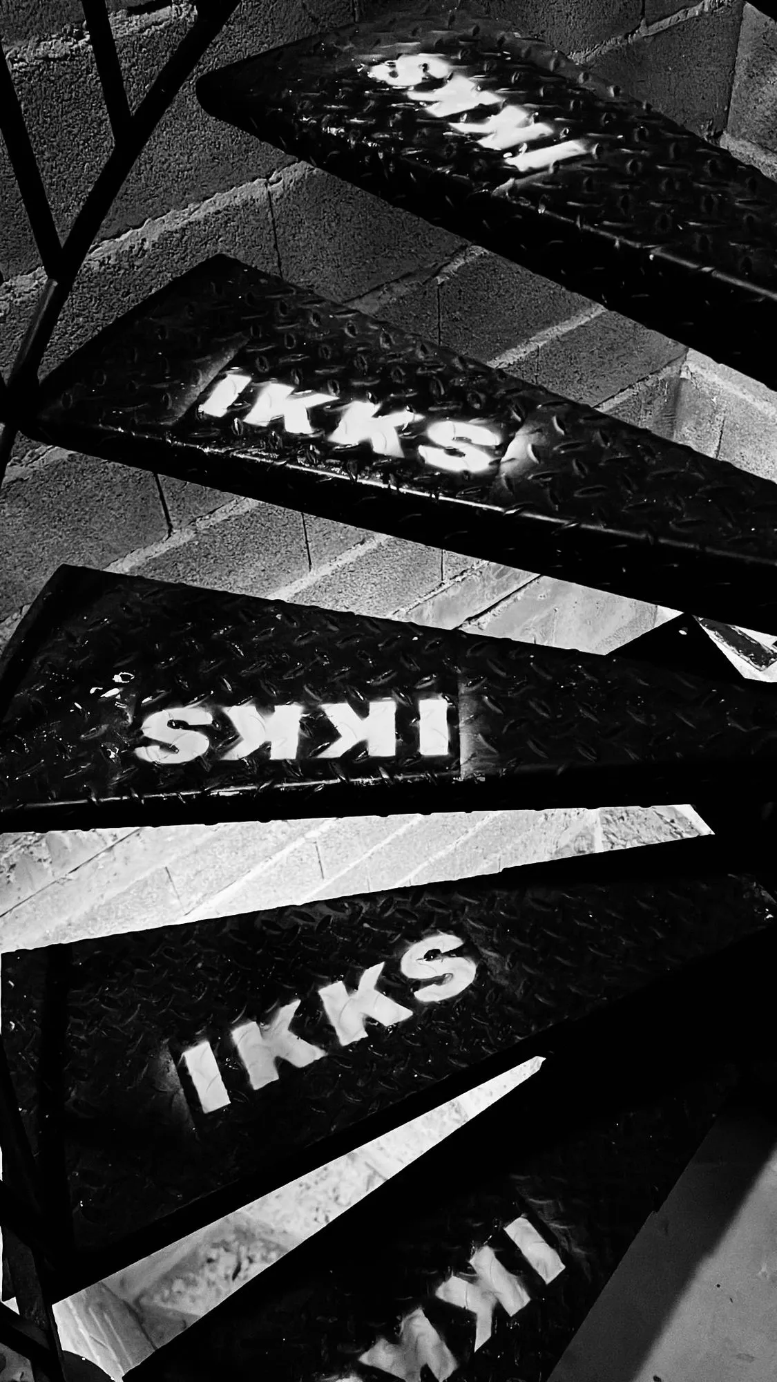 Marches siglées IKKS en noir et blanc, shooting de marque