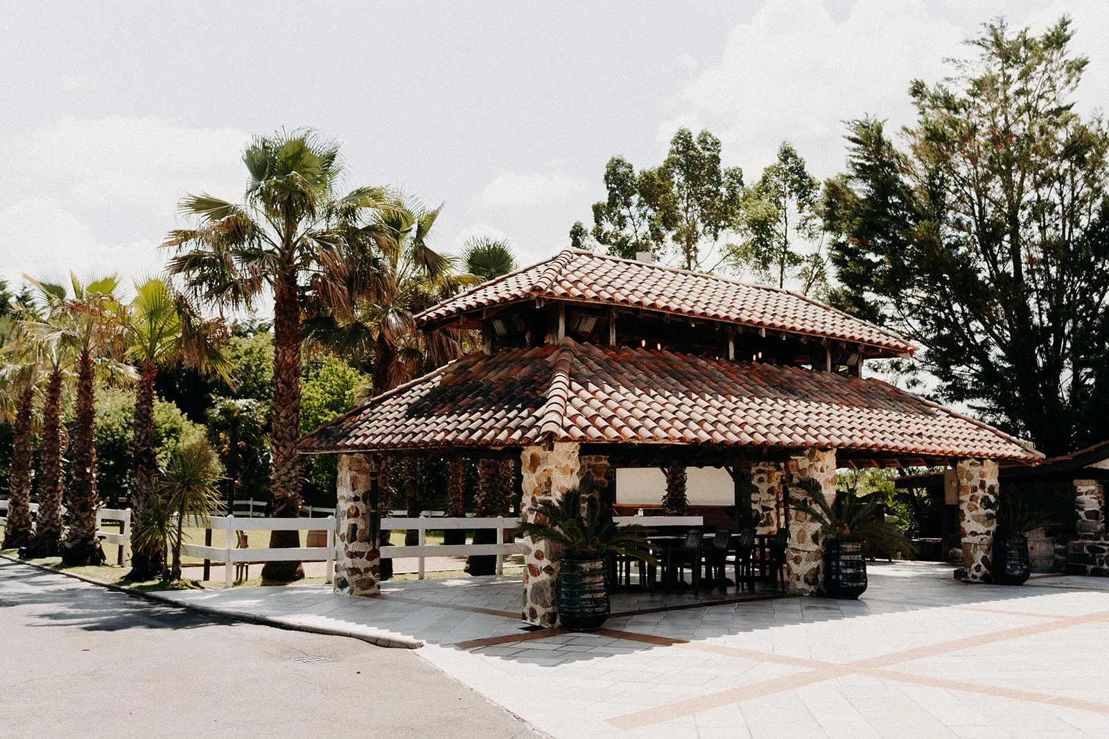 Kiosque en pierre et toit de tuiles sur la terrasse du Domaine
