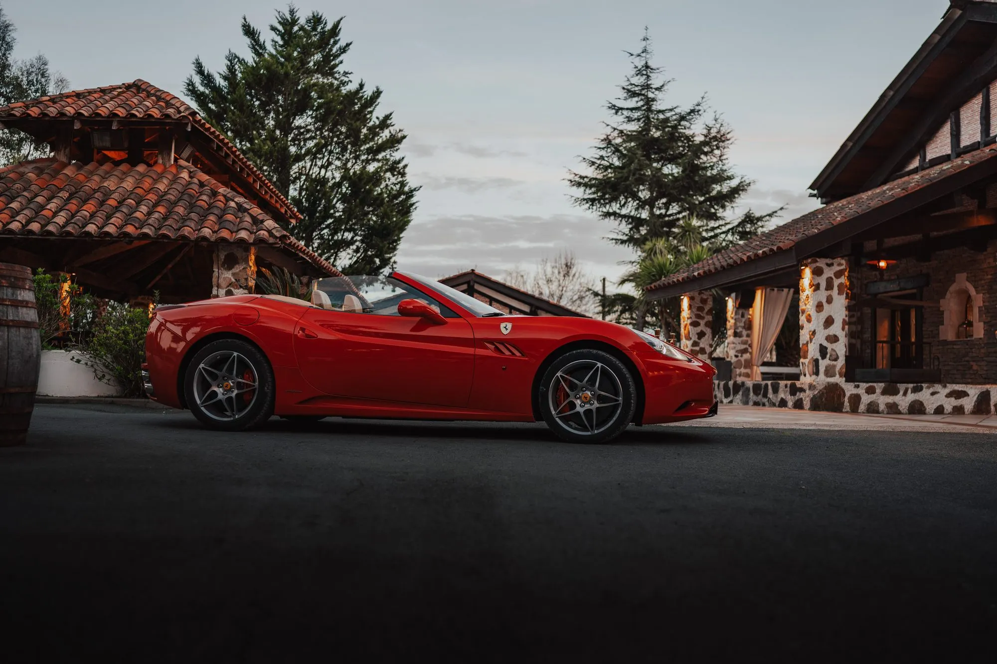 Lancement automobile : voiture de sport rouge exposée dans la cour du Domaine