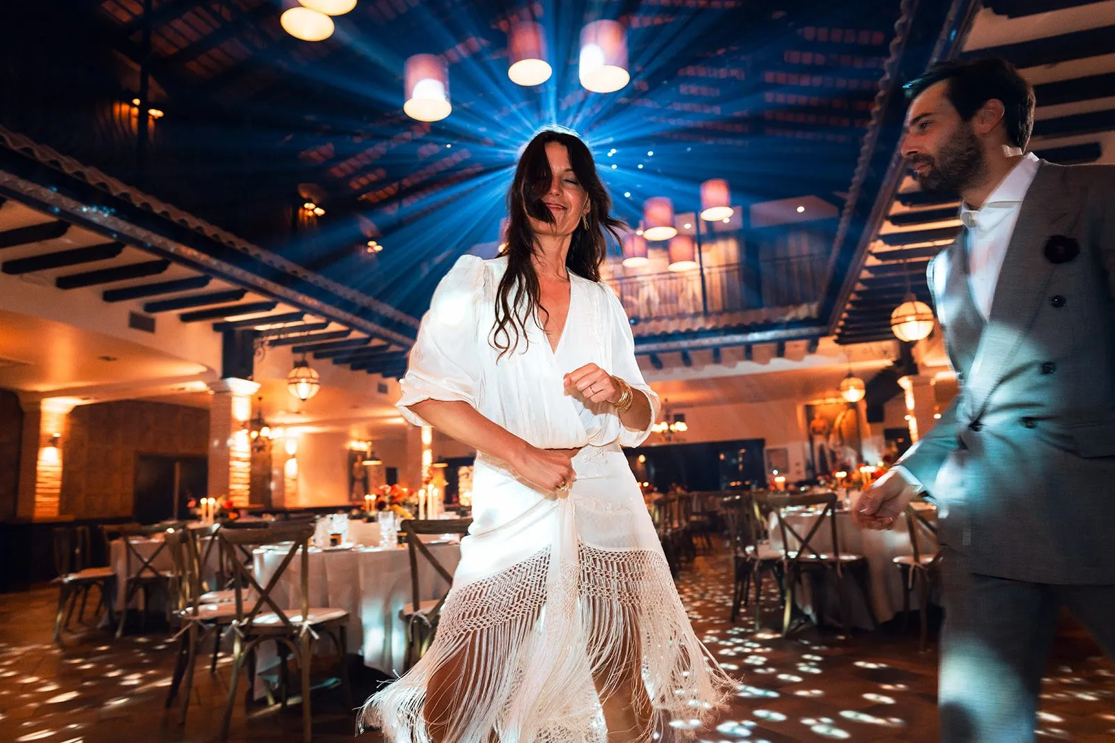 La mariée danse en robe à franges sur la piste du Patio
