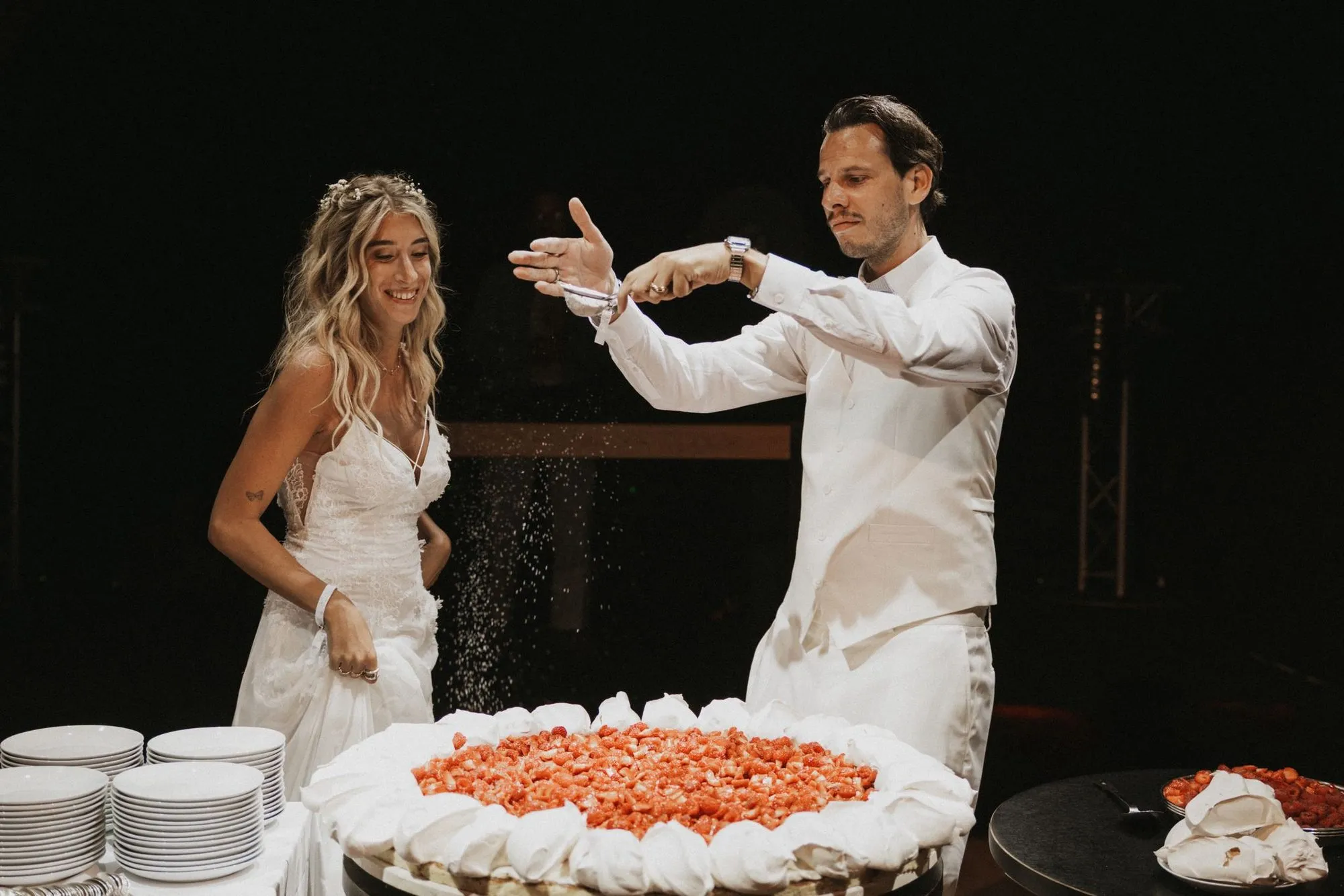 Les mariés découvrent le dessert de leur réception