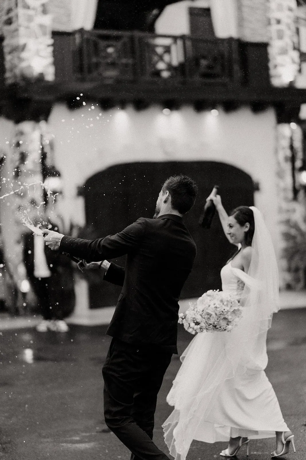 Les mariés dansent dans la cour du Domaine sous une pluie de confettis, en noir et blanc