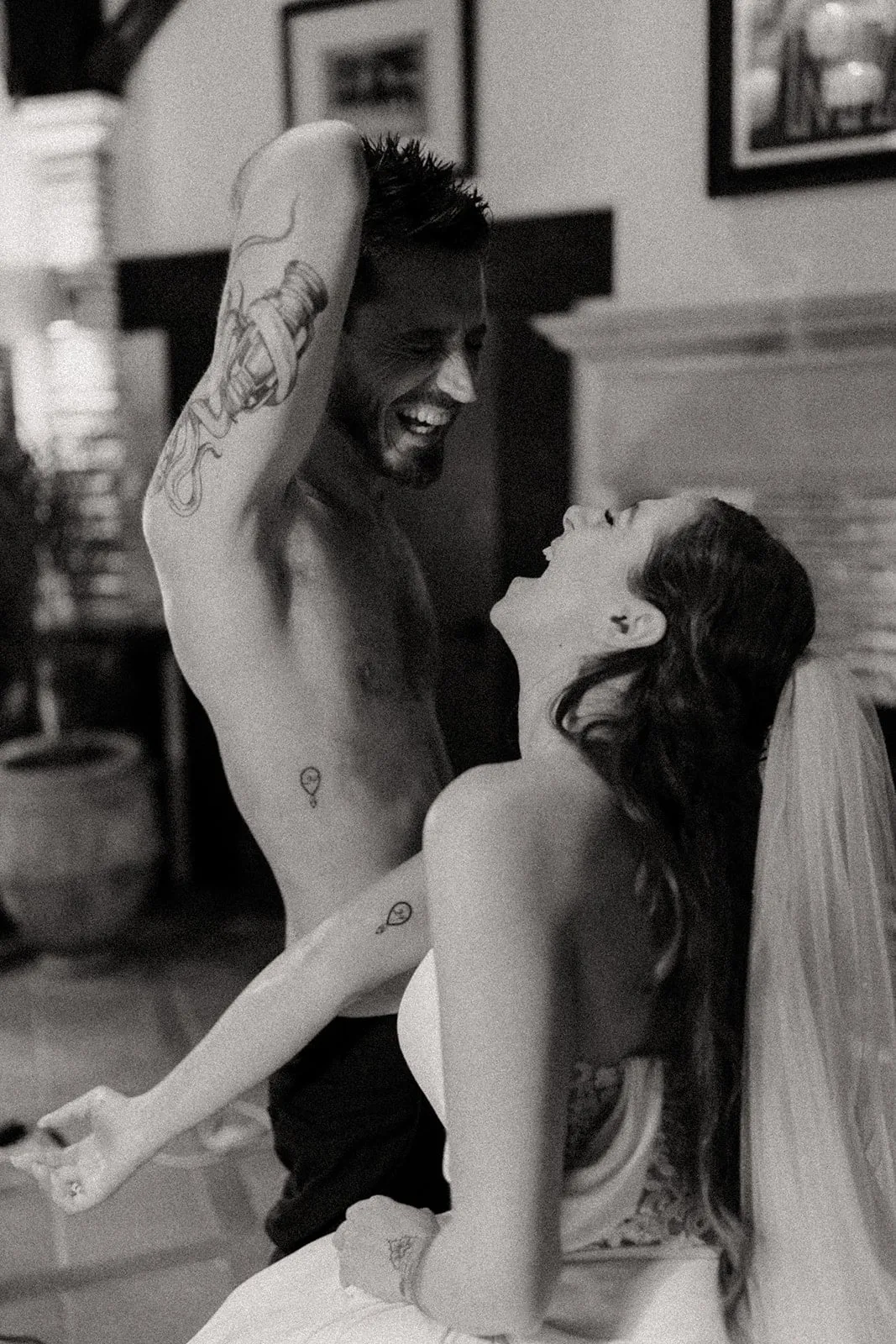 Les mariés dansent et éclatent de rire, photographie en noir et blanc