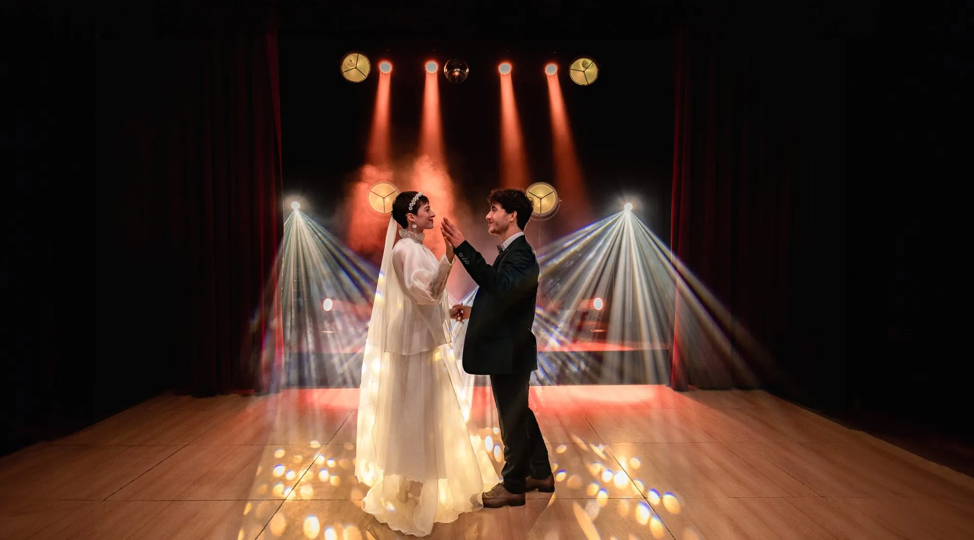 Couple de mariés sur la scène du Patio, sous les faisceaux de lumière