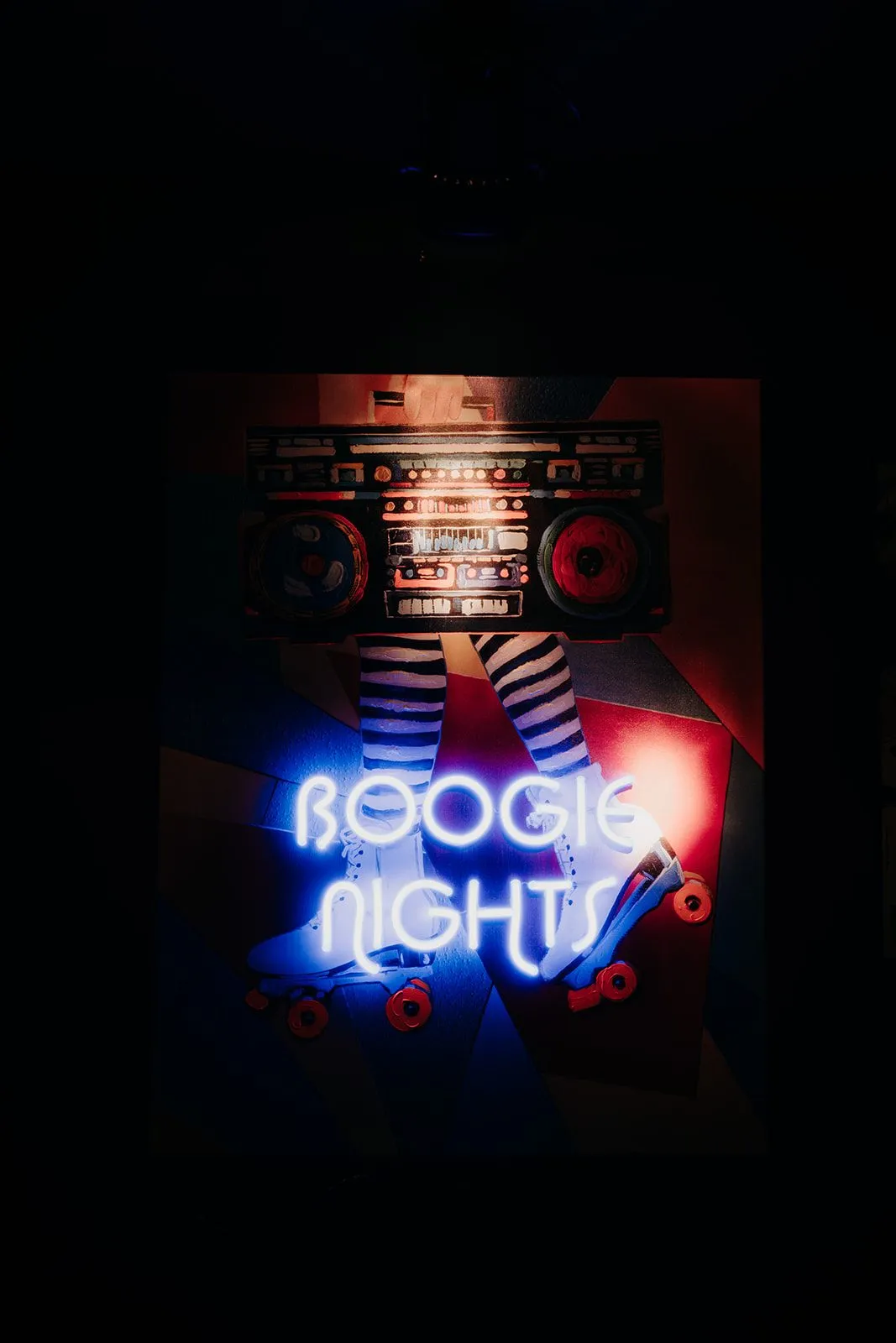 Néon « Boogie Nights » dans la pénombre du Kayolar