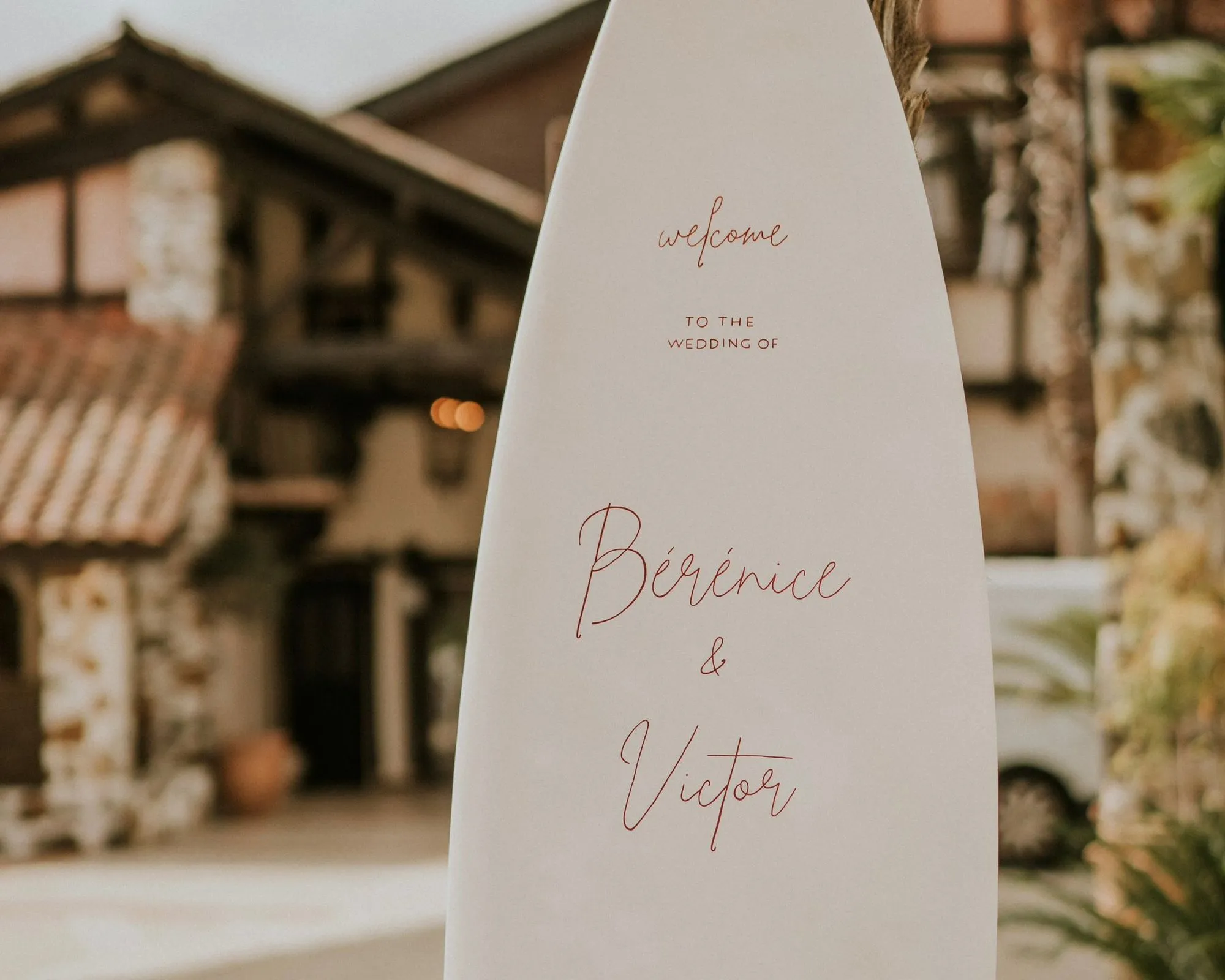 Planche de surf peinte en panneau de bienvenue des invités