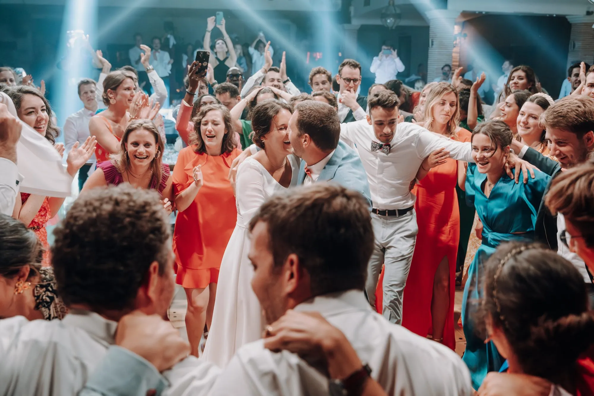 Les invités en liesse autour des mariés sur la piste de danse