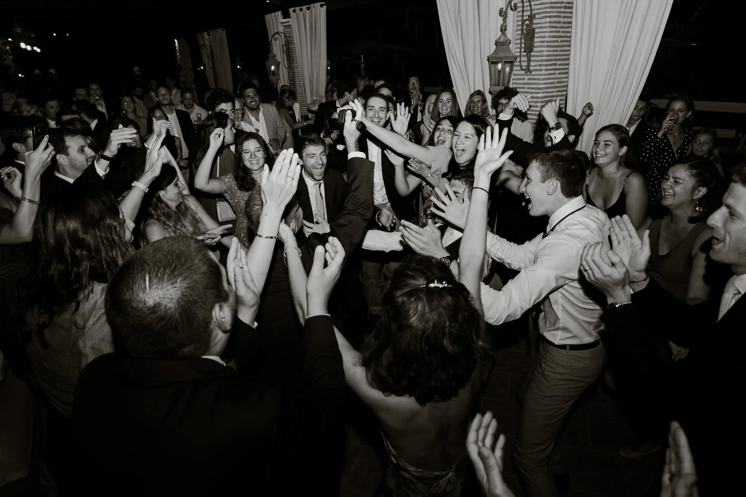 Les invités en liesse sur la piste de danse, photographie en noir et blanc