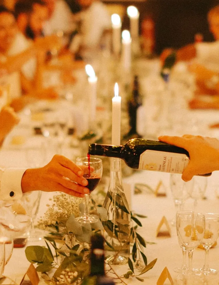 Service du vin à table, à la lueur des bougies