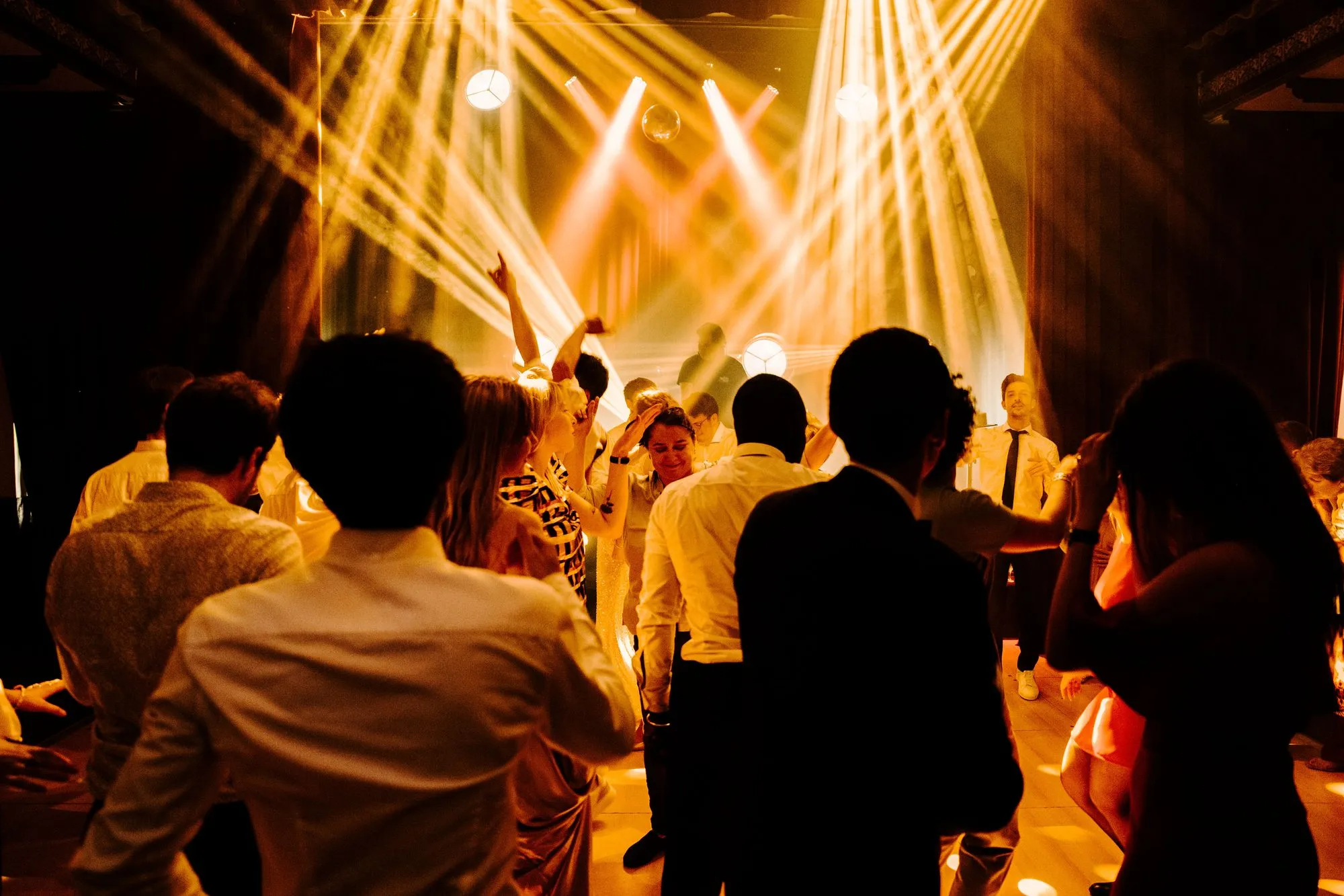 Soirée concert sous les jeux de lumière dorés