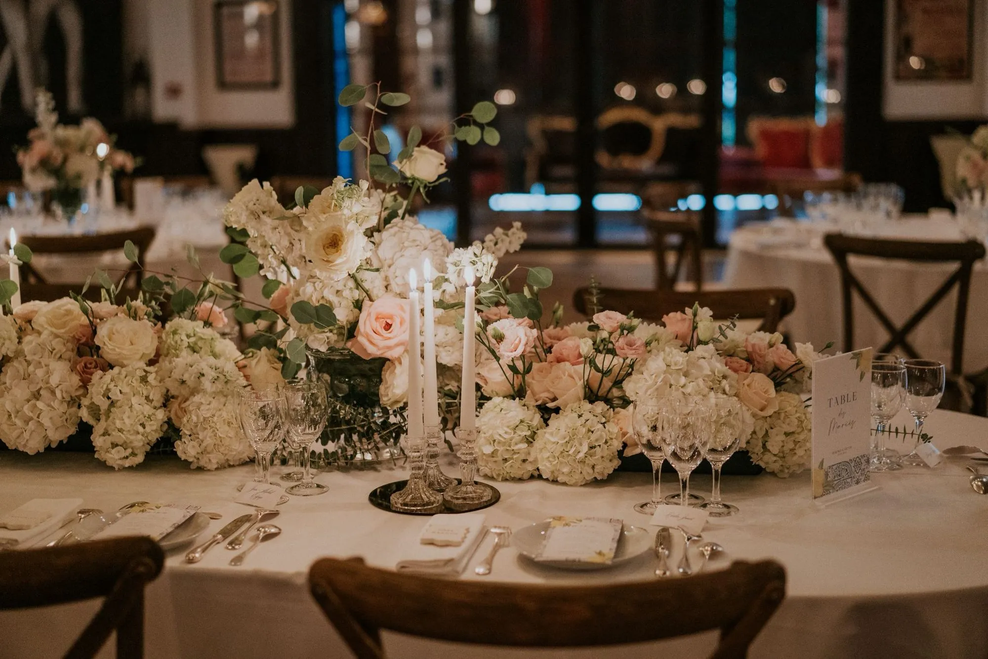 Table de réception habillée de compositions de fleurs blanches