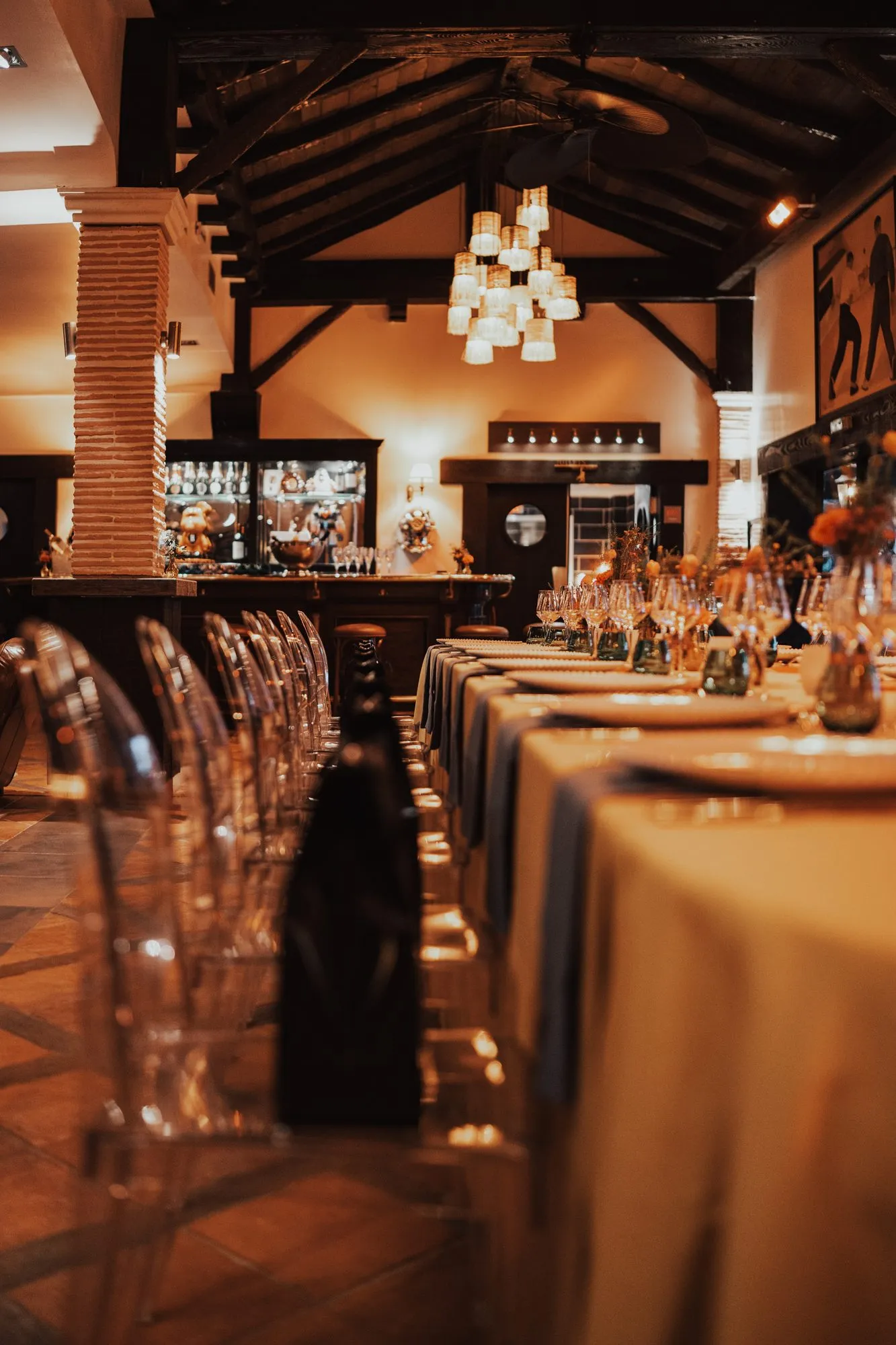 Longue table dressée pour un dîner d'entreprise sous la charpente du Domaine