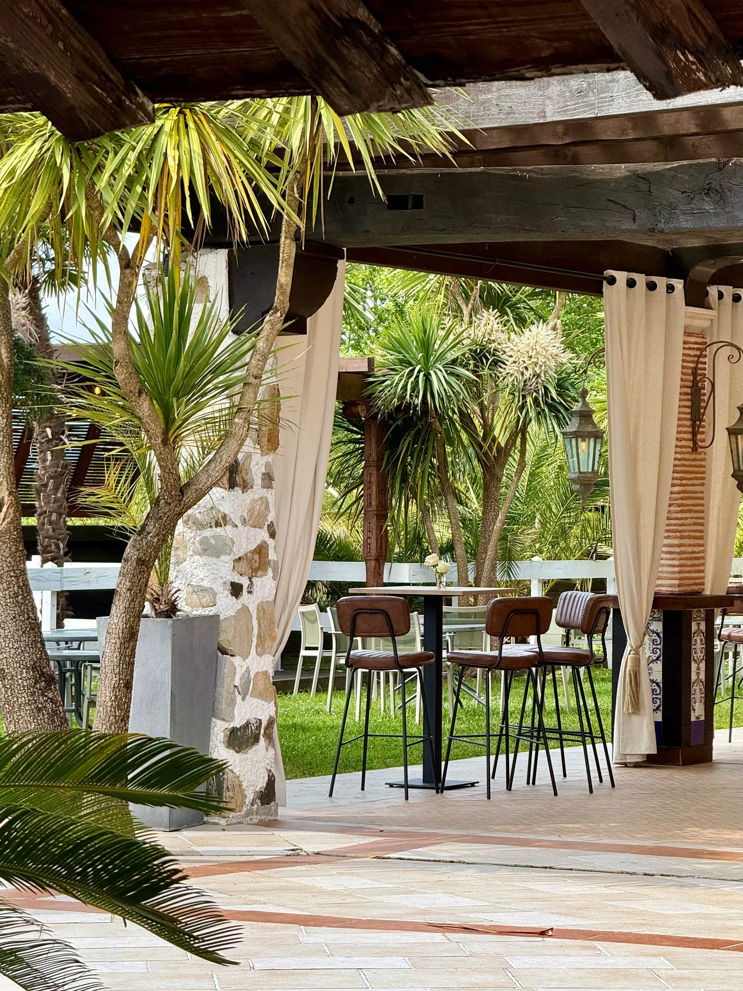 La terrasse du Patio ouverte sur les palmiers, mange-debout prêts pour la pause