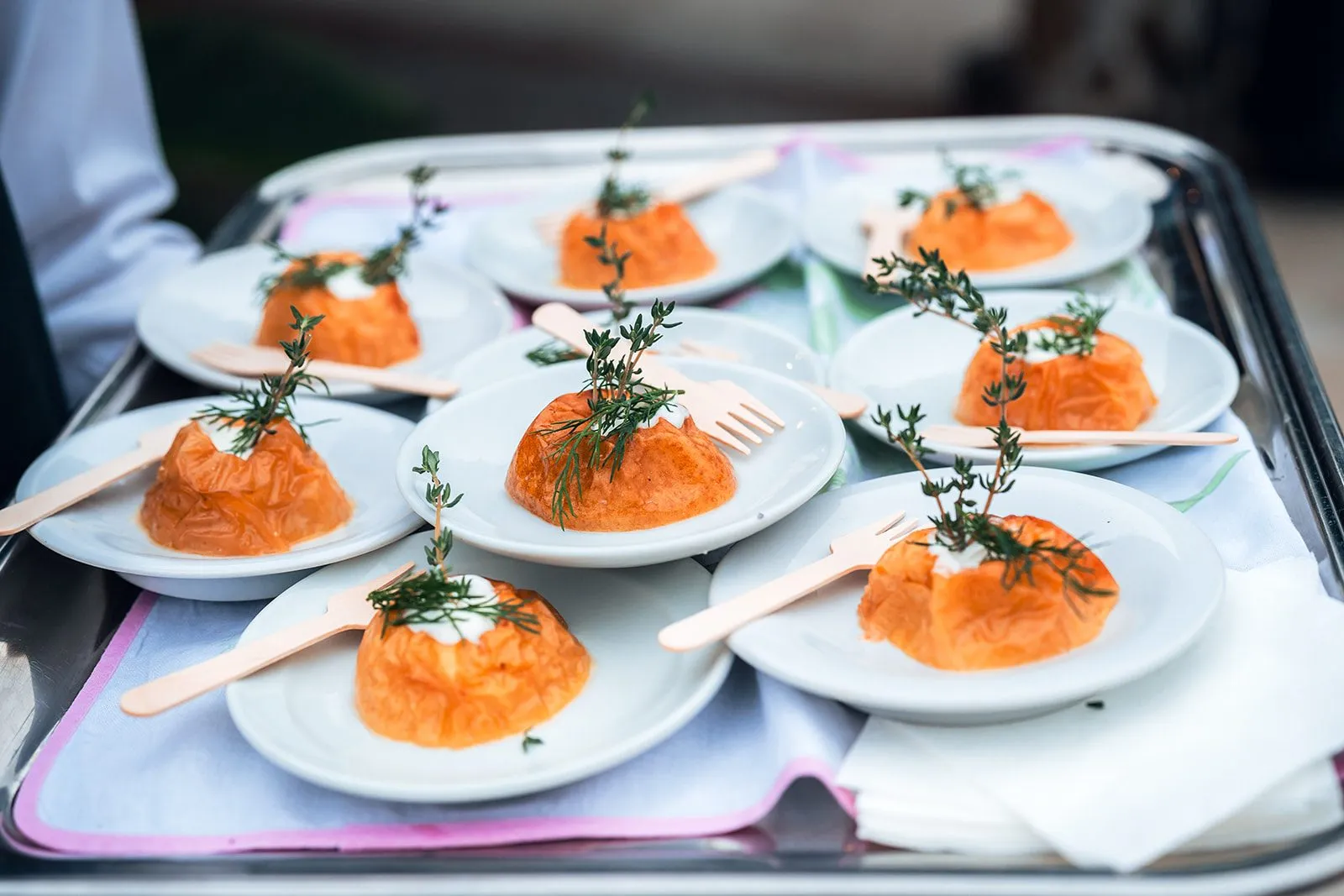 Assiettes d'entrée dressées par le traiteur, prêtes à être servies