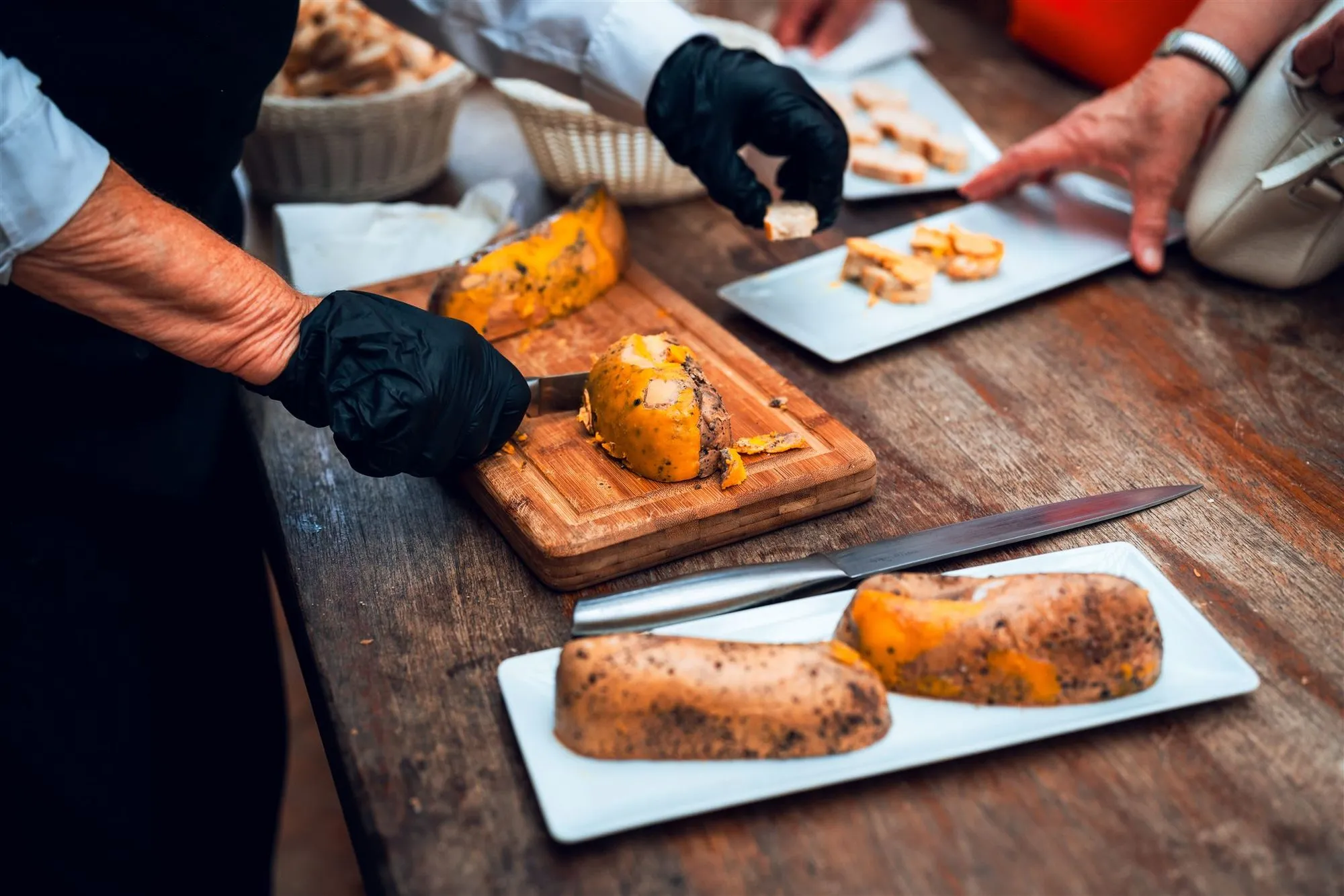 Service traiteur : découpe sur planche de bois devant les invités