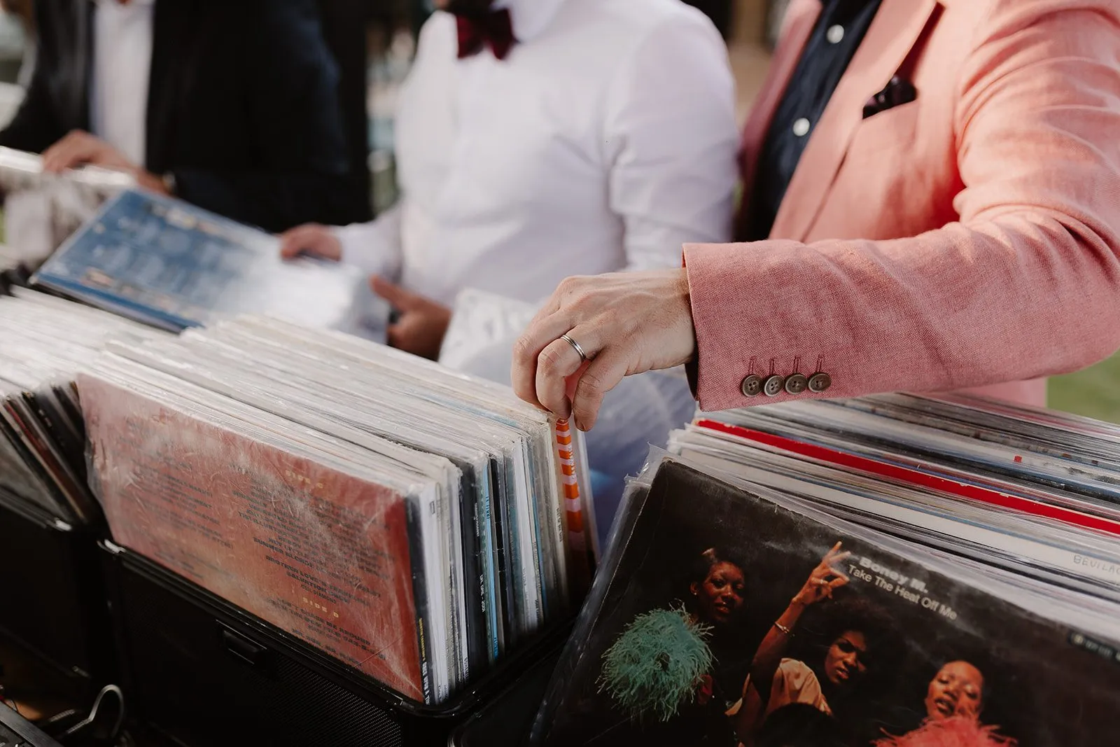 Sélection de vinyles feuilletée par les invités